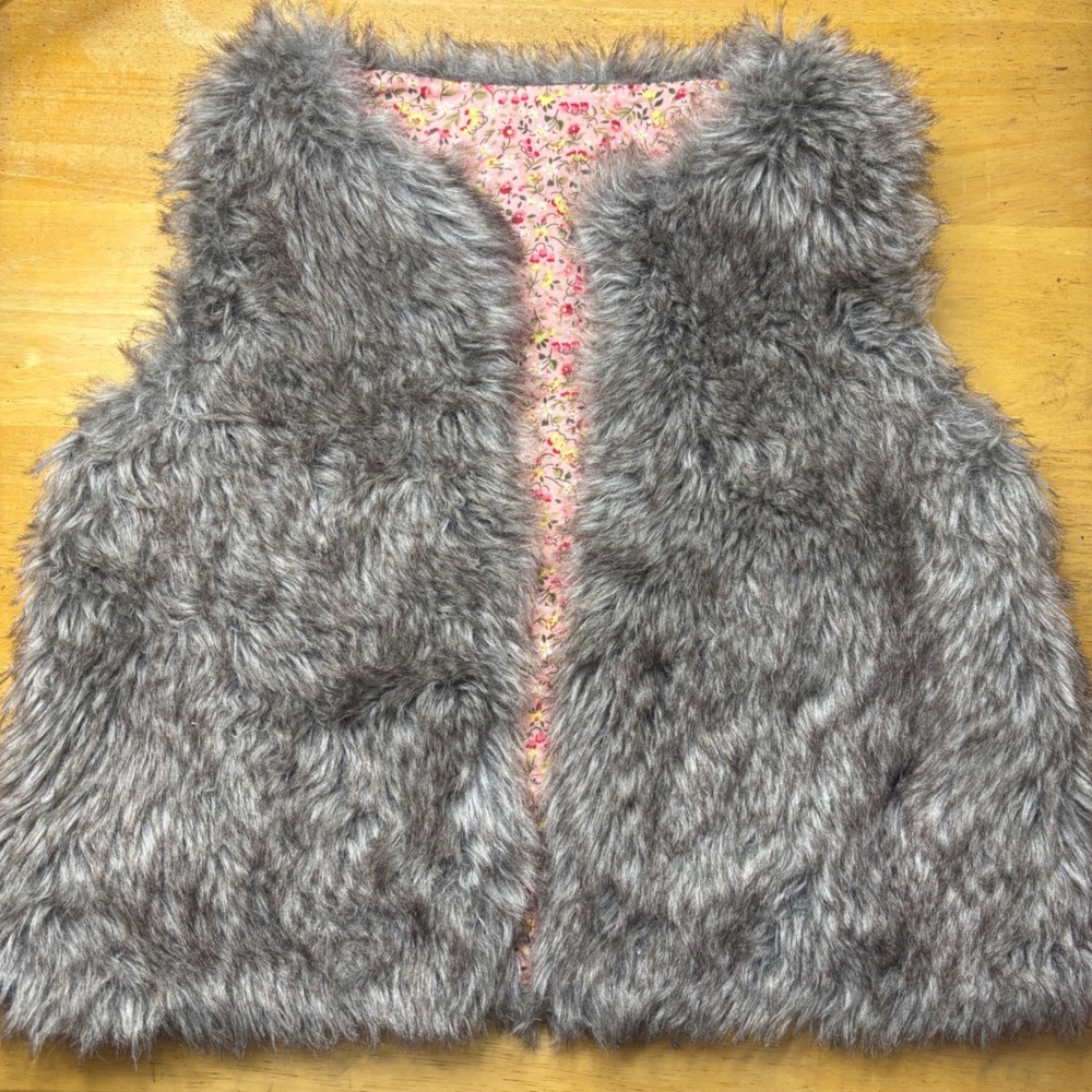 HM Girls Gray Faux Fur Vest Floral Lining Hook Eye Closure Size 4-6Y
